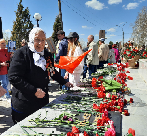 9 мая в 12.00 у памятника «Артемовцам, ковавшим Победу на фронте и в тылу»  пройдет Час памяти и возложение цветов. 